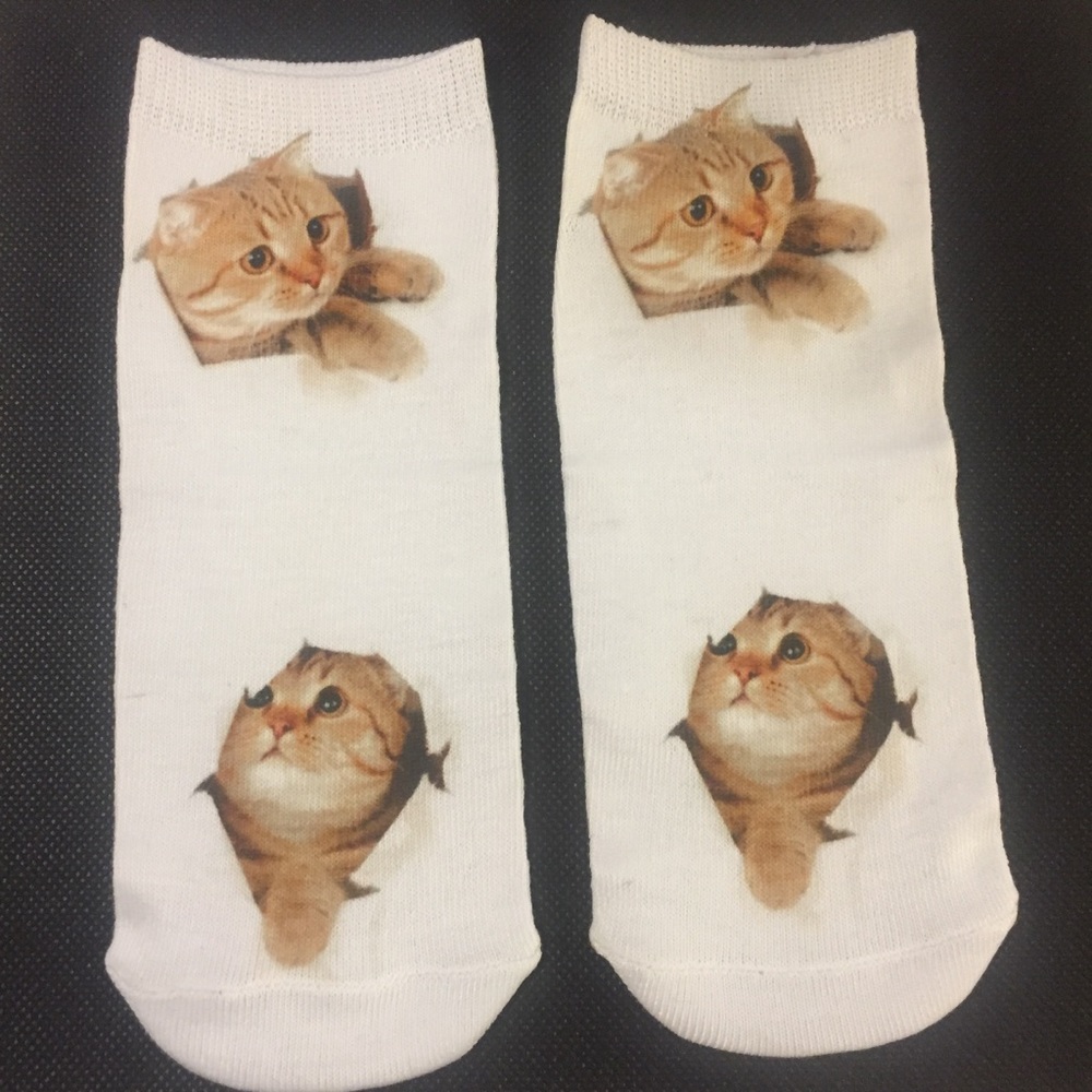 😺 Peekaboo tabby kitty cat breakthrough socks 🐈